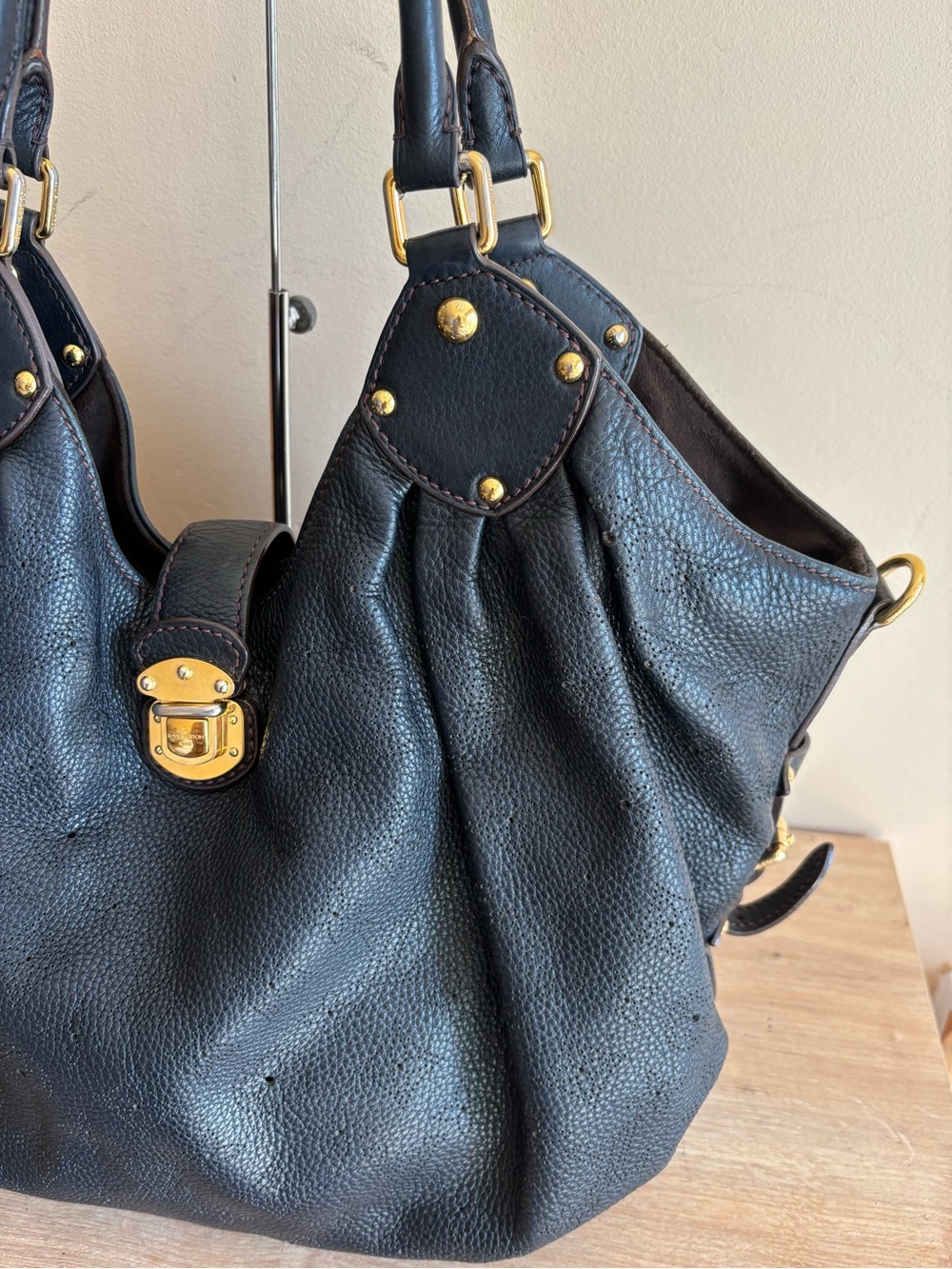 Authentic Louis Vuitton mahina black leather handbag - Picture 4 of 12